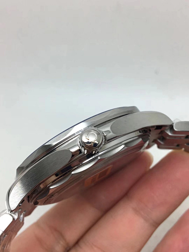 Replica Omega Crown on Case