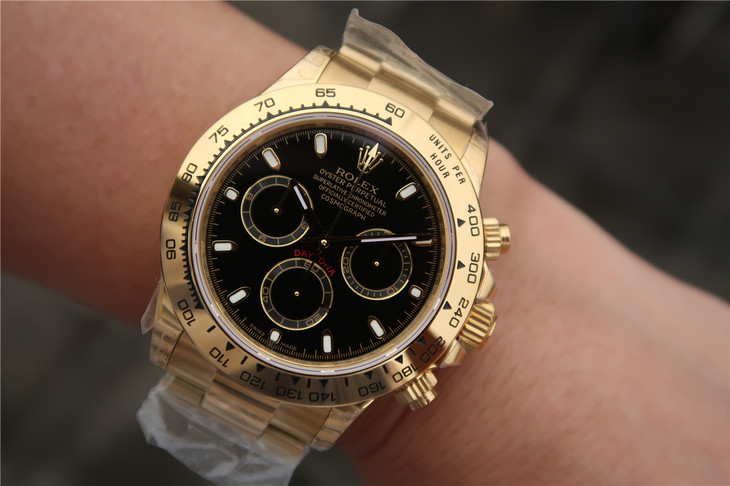 Replica Rolex Daytona 116508 Gold Wrist Shot